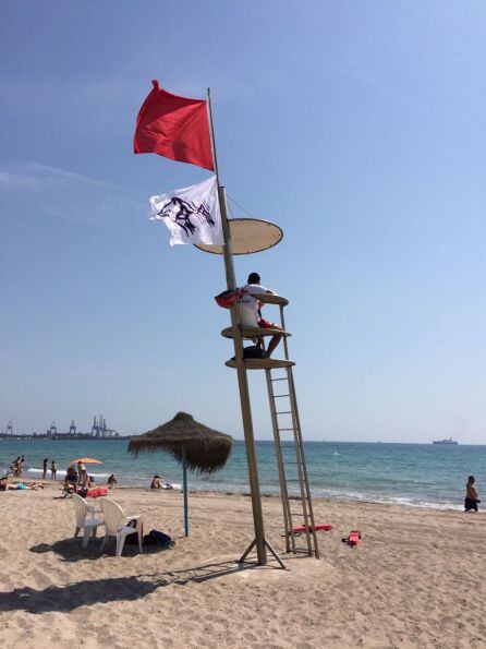 Bandera roja izada en la playa del Saler