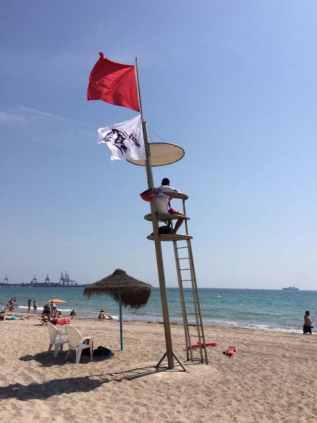 Bandera roja izada en la playa del Saler