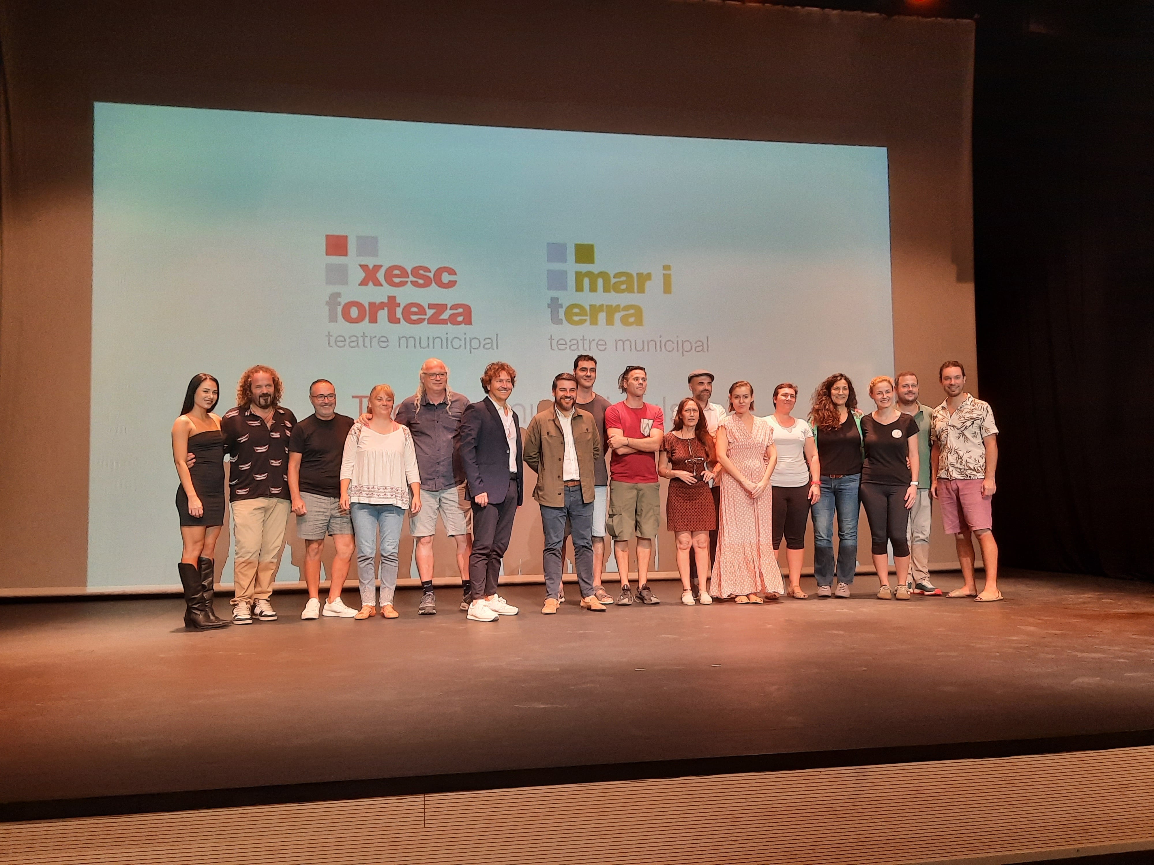 Foto de grupo en la presentación de la programación de la temporada de teatros municipales, con Javier Bonet, teniente de Cultura; y Rafel Brunet, director general de Música y Arts Escèniques