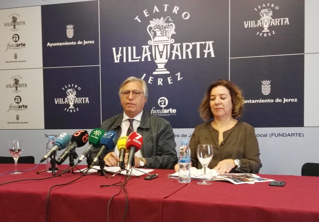 Paco Camas, delegado municipal de Cultura e Isamay Benavente, directora del Teatro Villamarta