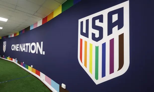 La Selección de EEUU adorna su logo con los colores de la bandera LGTBI en Qatar