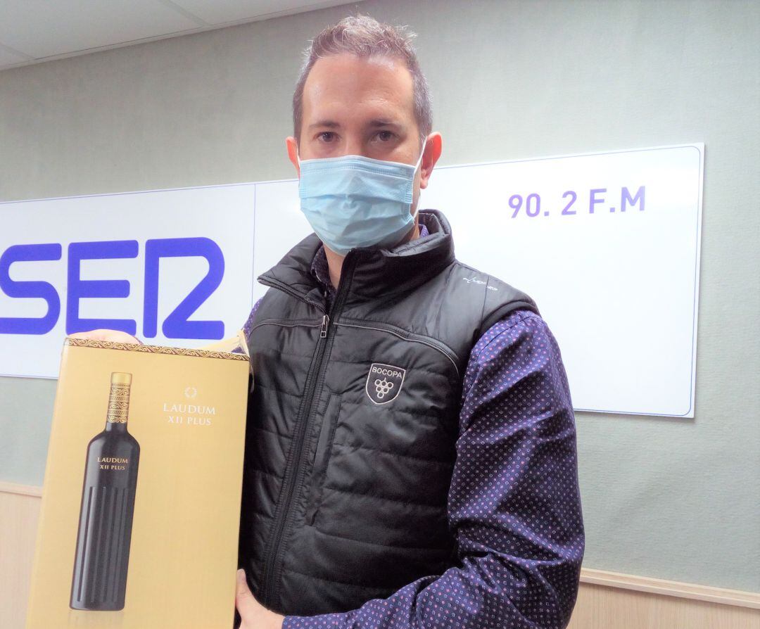 Víctor López, sumiller de Bodegas Bocopa, en el estudio de Radio Elda SER
