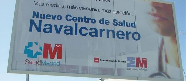 Cartel anunciando el nuevo centro de salud de Navalcarnero que todavía no se ha construído