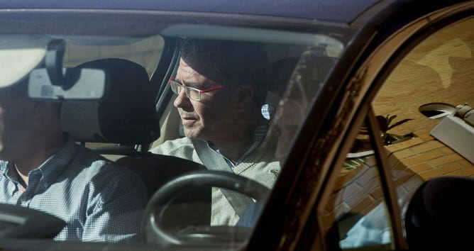 El exconsejero de Presidencia de la Comunidad de Madrid Francisco Granados sale a primera hora de la tarde en un coche de la Guardia Civil, de su domicilio de la localidad madrileña de Valdemoro