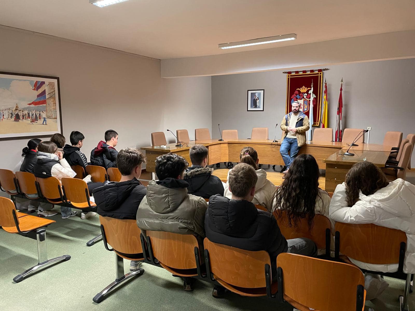 Los estudiantes de 2.º y 4.º de ESO visitan el Ayuntamiento de Cervera para entregar cartas formales a su alcalde