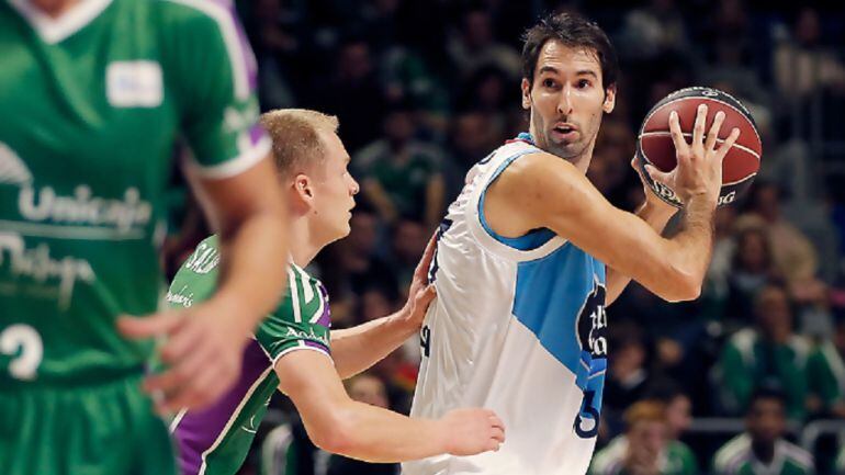 Alberto Corbacho, con el balón, defendido por el jugador de Unicaja Sasu Salin