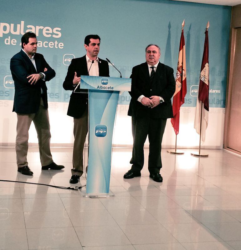 Javier Cuenca en la sede del PP junto a Tirado y Núñez