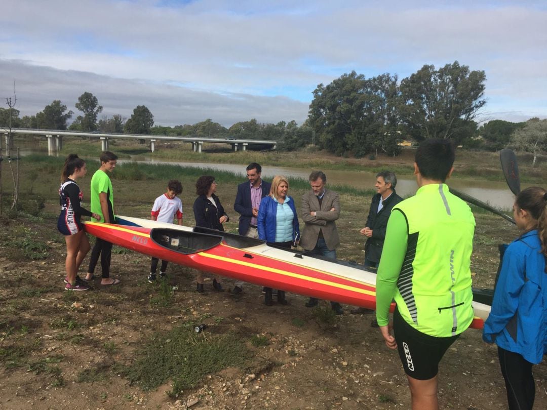 El consejero de Medio Ambiente, José Fiscal, junto a la alcaldesa de Jerez, Mamen Sánchez, en la ribera del río Guadalete