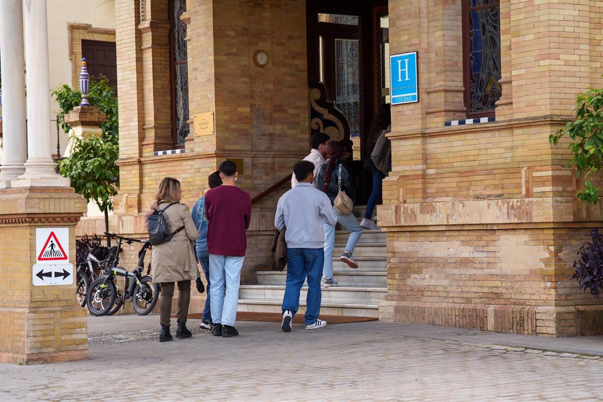 Turistas accede a un céntrico hotel de cinco estrellas en la ciudad, en foto de recurso/ FRANCISCO J.OLMO-EUROPA PRESS