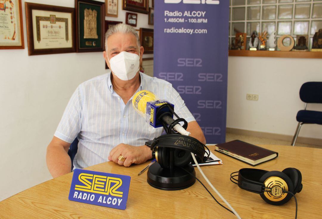 Manolo Flores, presidente de l'Associació de Veïns de la Zona Nord, en el estudio de Radio Alcoy