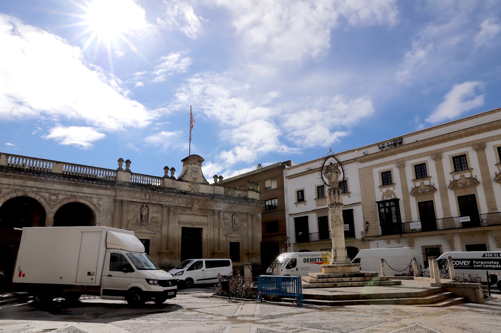 Parte del equipo de rodaje en la plaza de San Dionisio