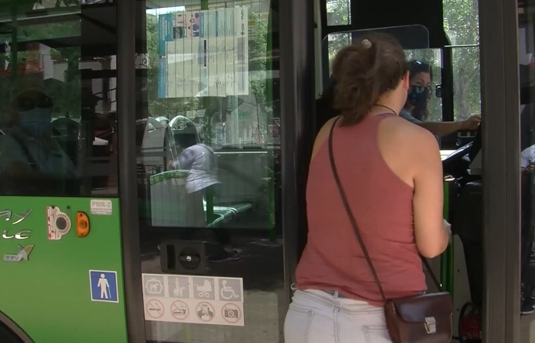 Una mujer accede a un autobús en la ciudad de Castellón.