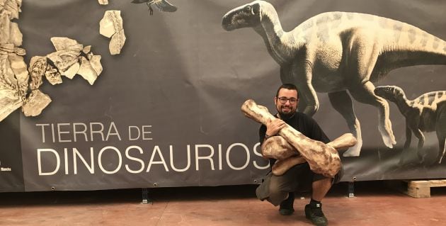 Iván Narváez,el director del Taller de Empleo, con varias réplicas de huesos de dinosaurio.