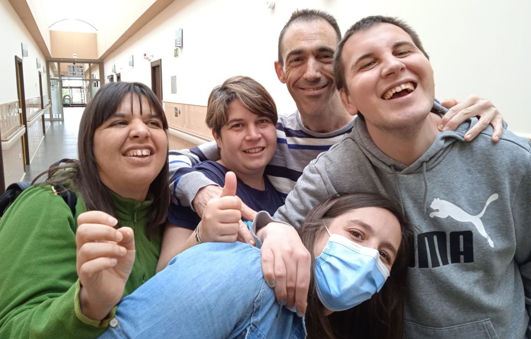 Josefina, Arancha, Óscar y Félix junto a Sonia, técnica de apoyo en la residencia en la que viven