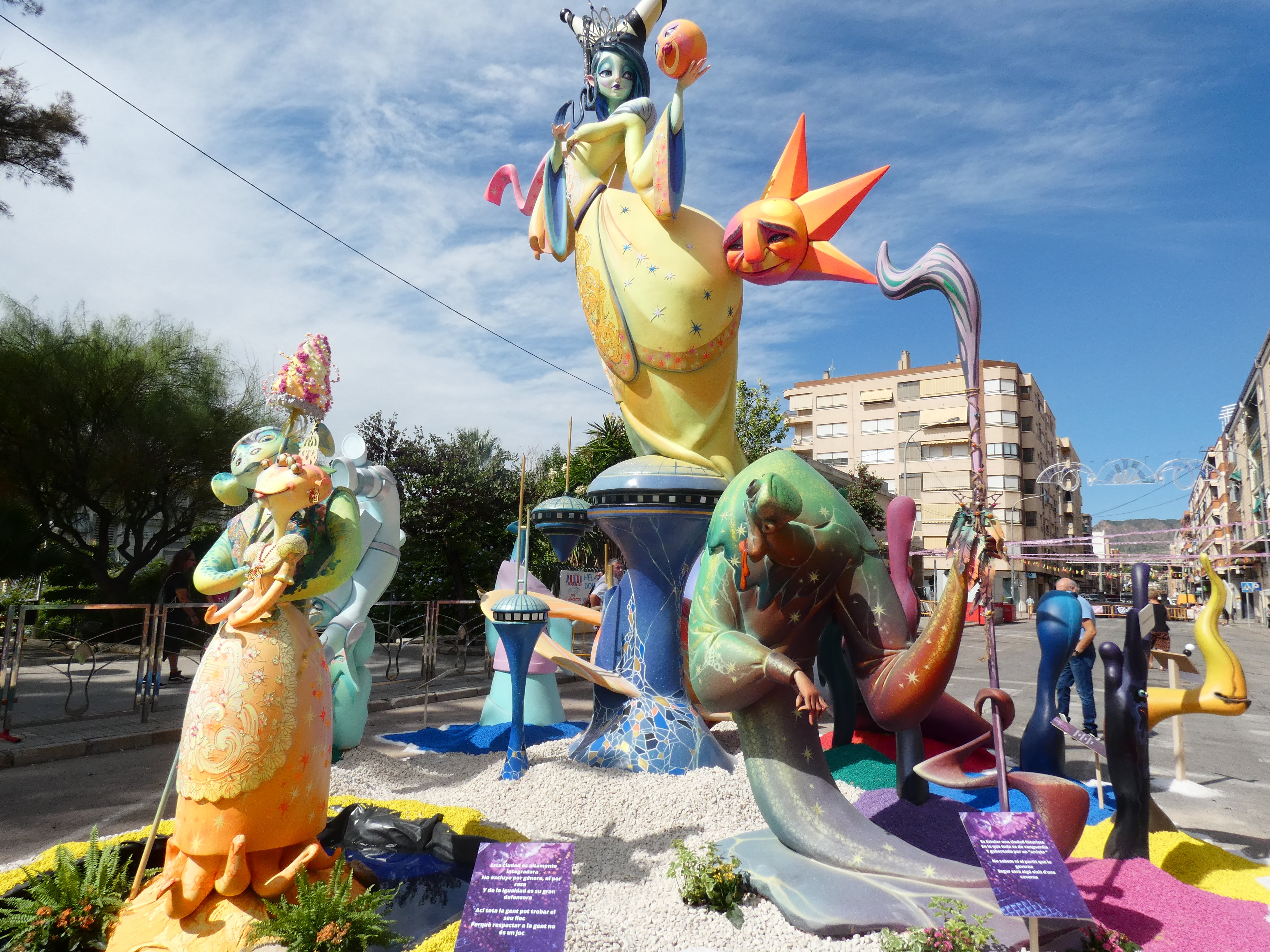 El monumento "Estelar" de la Falla José Antonio "las 300", se alza con el primer premio de Fallas Elda 2023