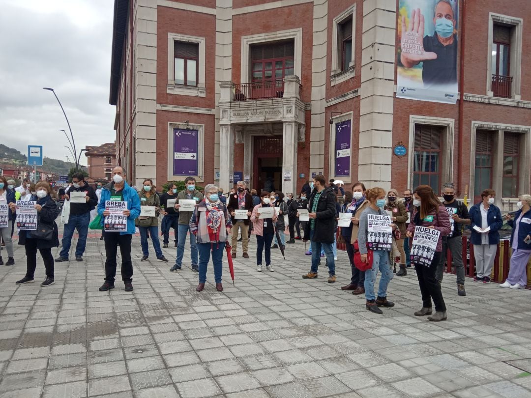 Sindicatos se concentran frente al Hospital de Basurto, para denunciar la grave situación de la sanidad pública vasca