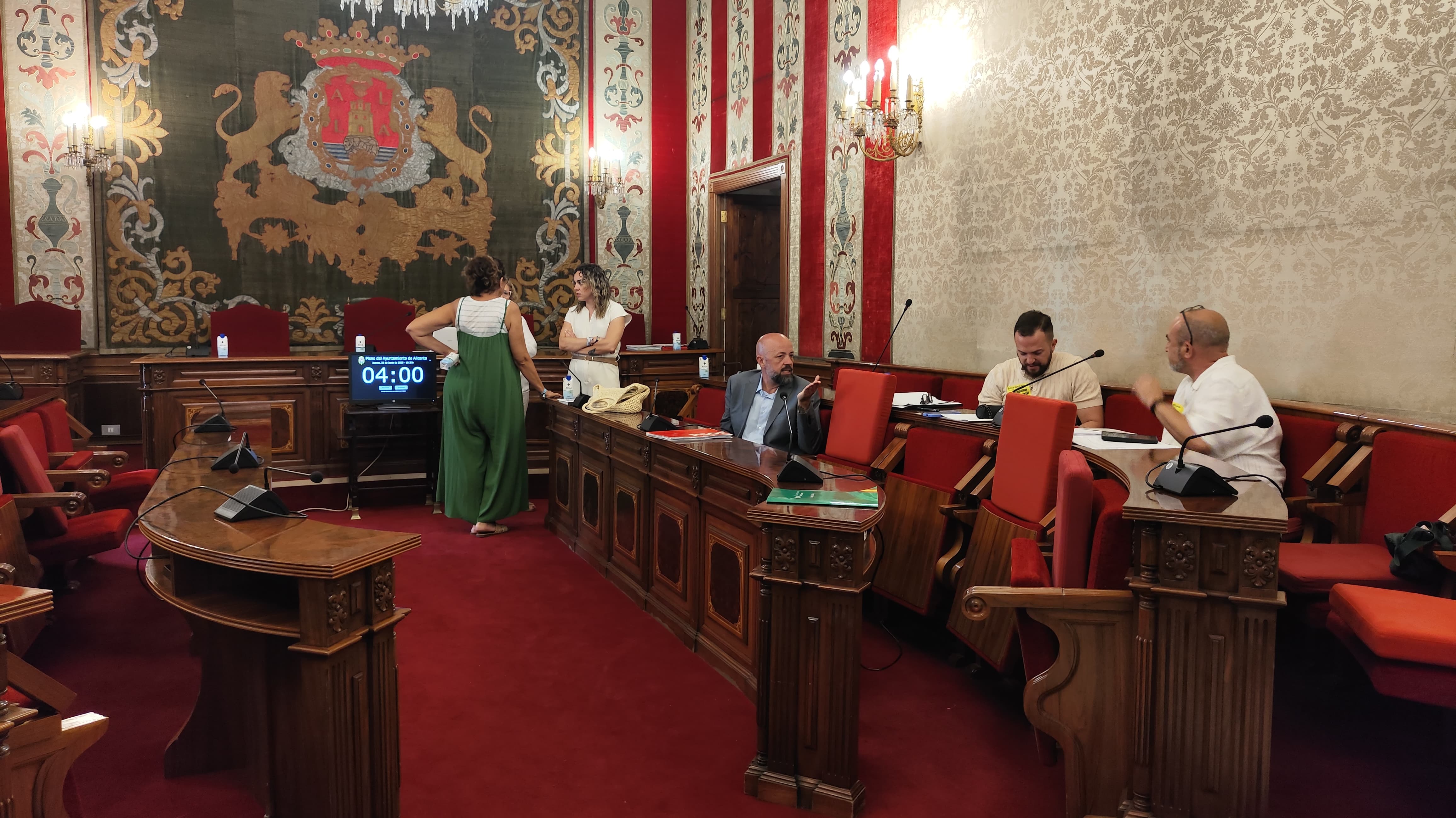 Manolo Copé, primero por la derecha, en el salón de Plenos del Ayuntamiento de Alicante, después de que se niegue a abandonarlo