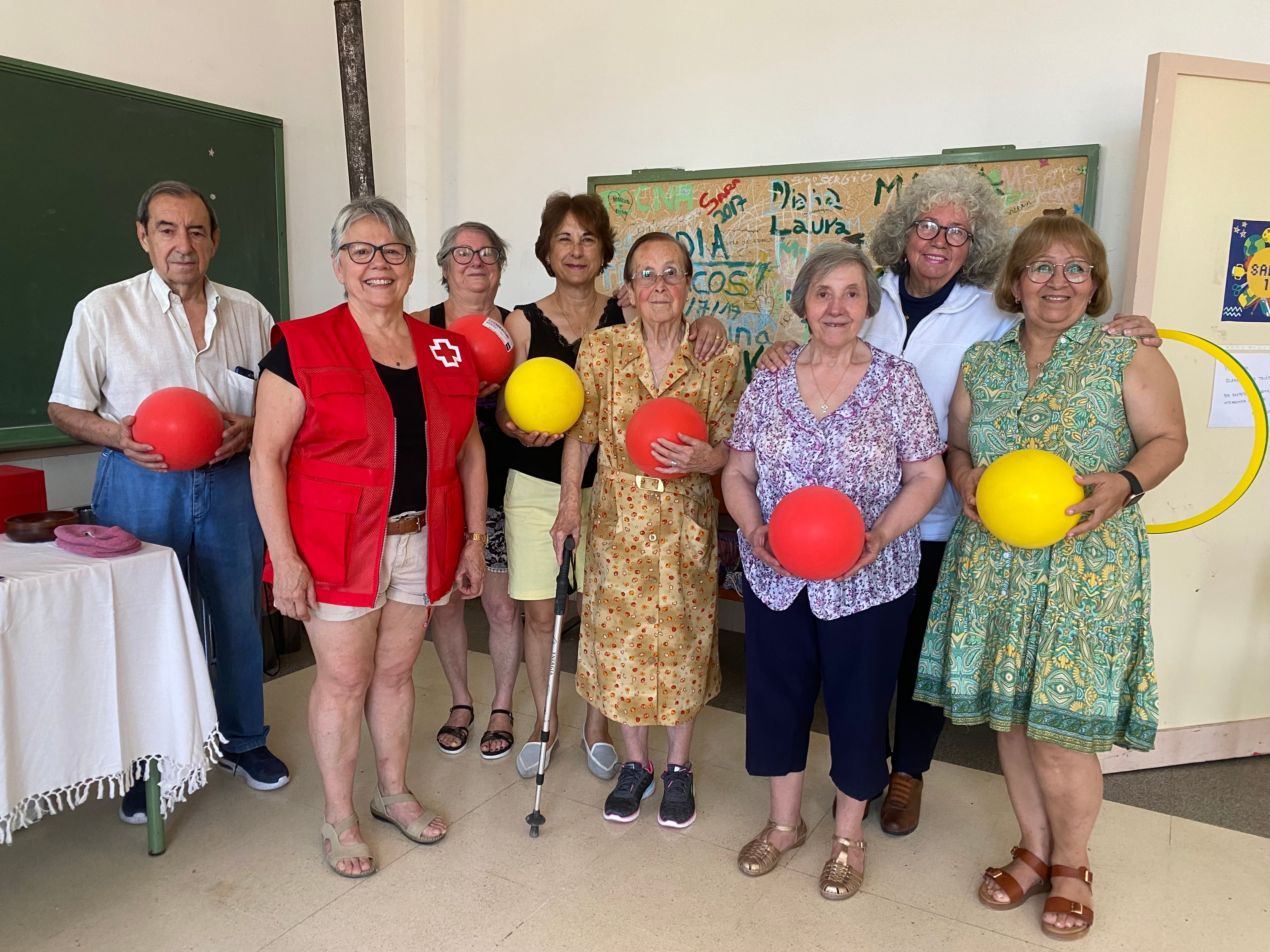 El grupo de Claudia en las viejas escuelas de Alcantud (Cuenca) donde se reúnen semanalmente.