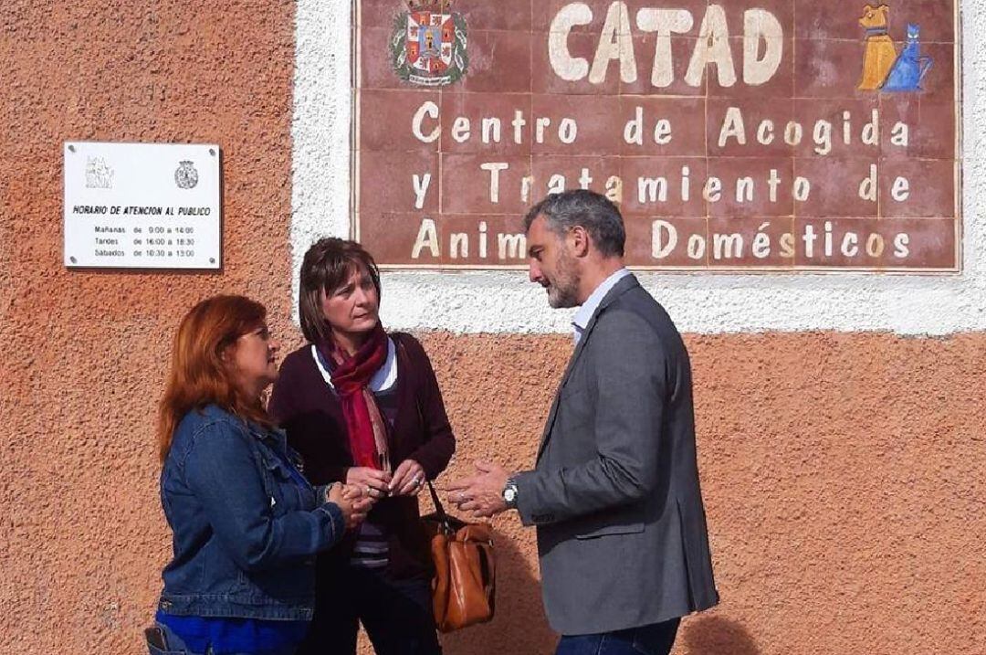 Óscar Urralburu durante su vistia al Centro de Acogida y Tratamiento de Animales Domésticos (CATAD), en Cartagena