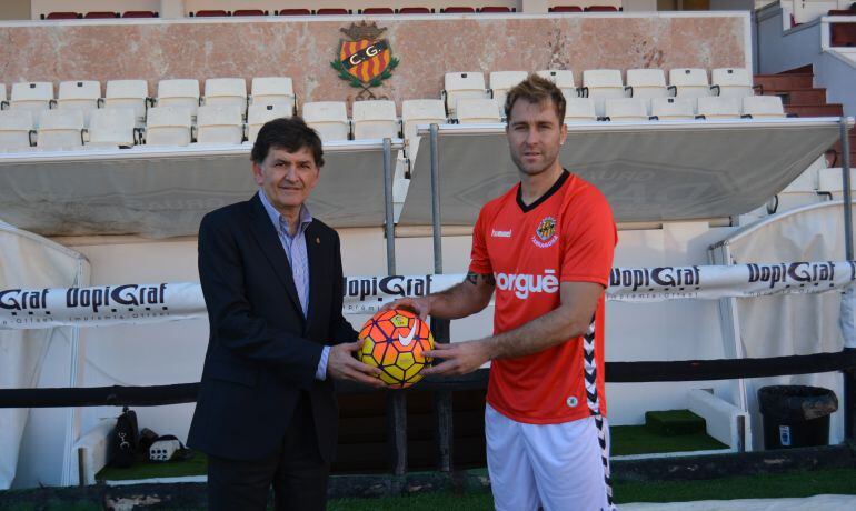 Aníbal Zurdo amb la samarreta del Nàstic juntament amb el president, Josep María Andreu. 