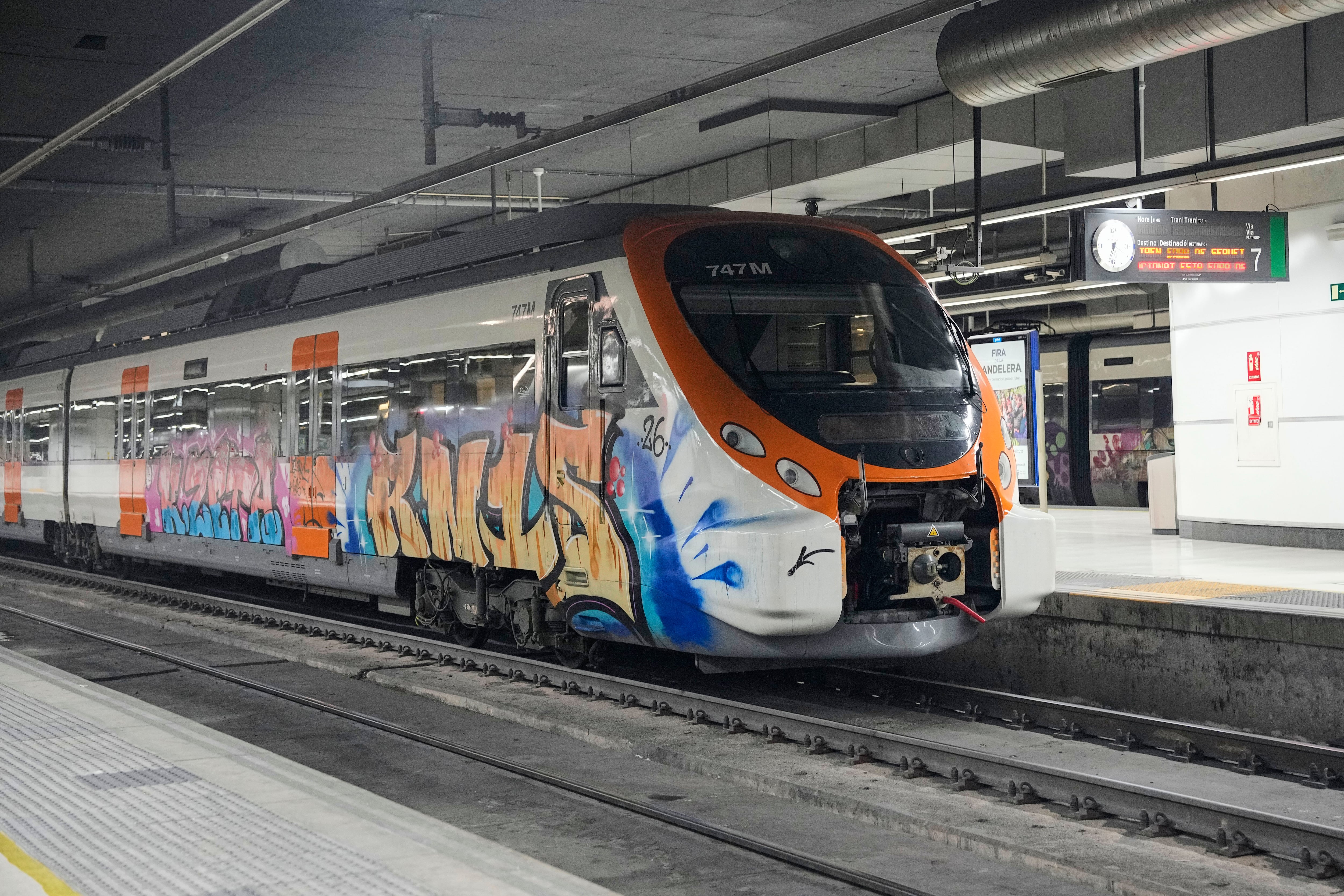 Trenes de cercanías parados en la estación de Sats este sábado cuando el gestor Adif y la compañía Renfe han suspendido el tráfico de los trenes de Rodalies y regionales a instancias del Govern de Cataluña, que les ha exigido que el servicio no se retome hasta que puedan garantizar, "sostenida en el tiempo", la seguridad de los pasajeros y un "mínimo" de normalidad.