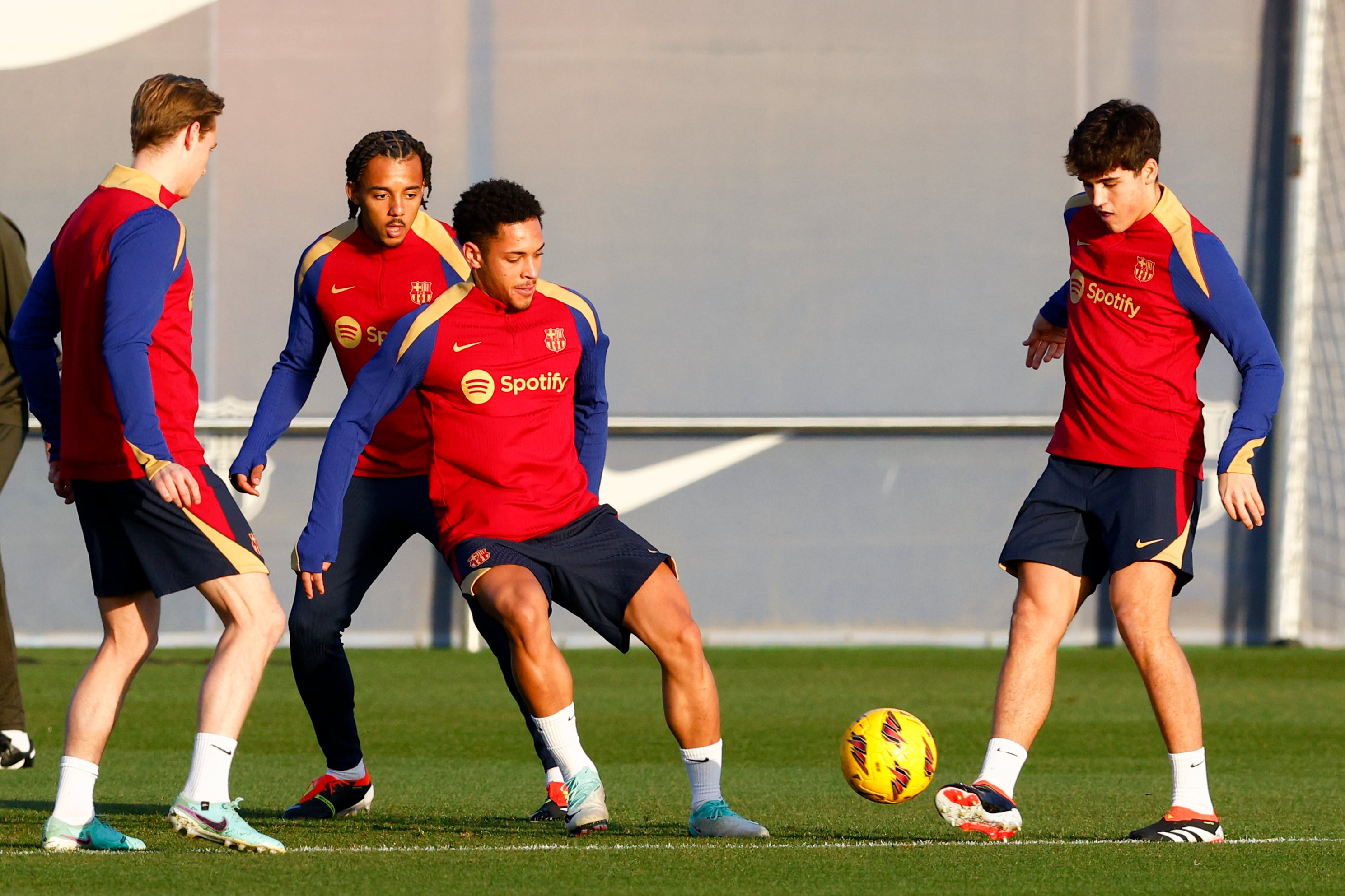 BARCELONA, 20/01/2024.- El central del Fc Barcelona Pau Cubarsí (d) participa junto al delantrro brasileño del Fc Barcelona Vitor Roque (c) durante el entrenamiento del primer equipo en las instalaciones de Sant Joan Despí, previo al partido de la jornada 21 de LaLiga EA Sports contra el Real Betis. EFE/ Quique García
