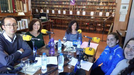 Las profesoras Maite Baena y Felisa Cecilia junto a las alumnas Ana y Candela