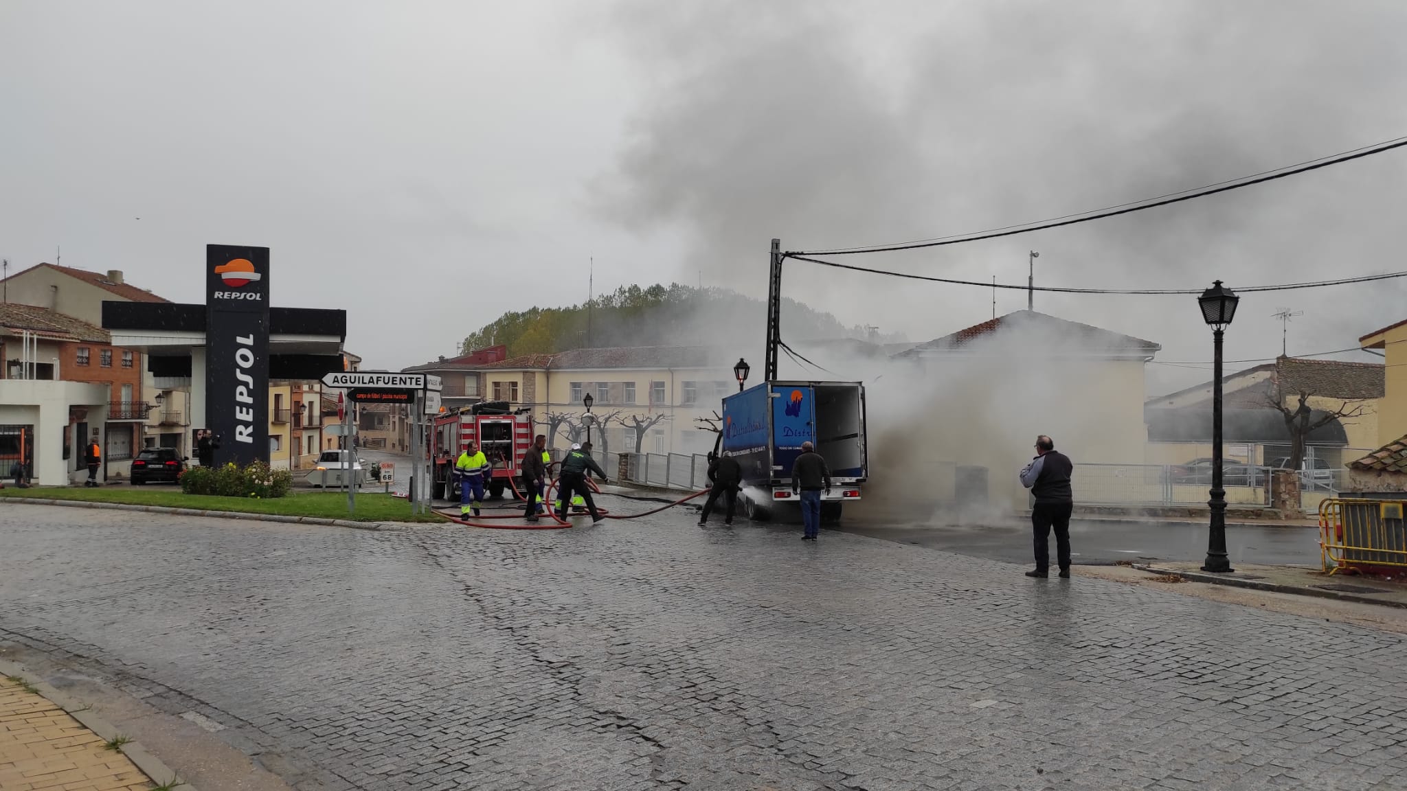 Sofocan el aparatoso incendio de un camión a la entrada de Turégano