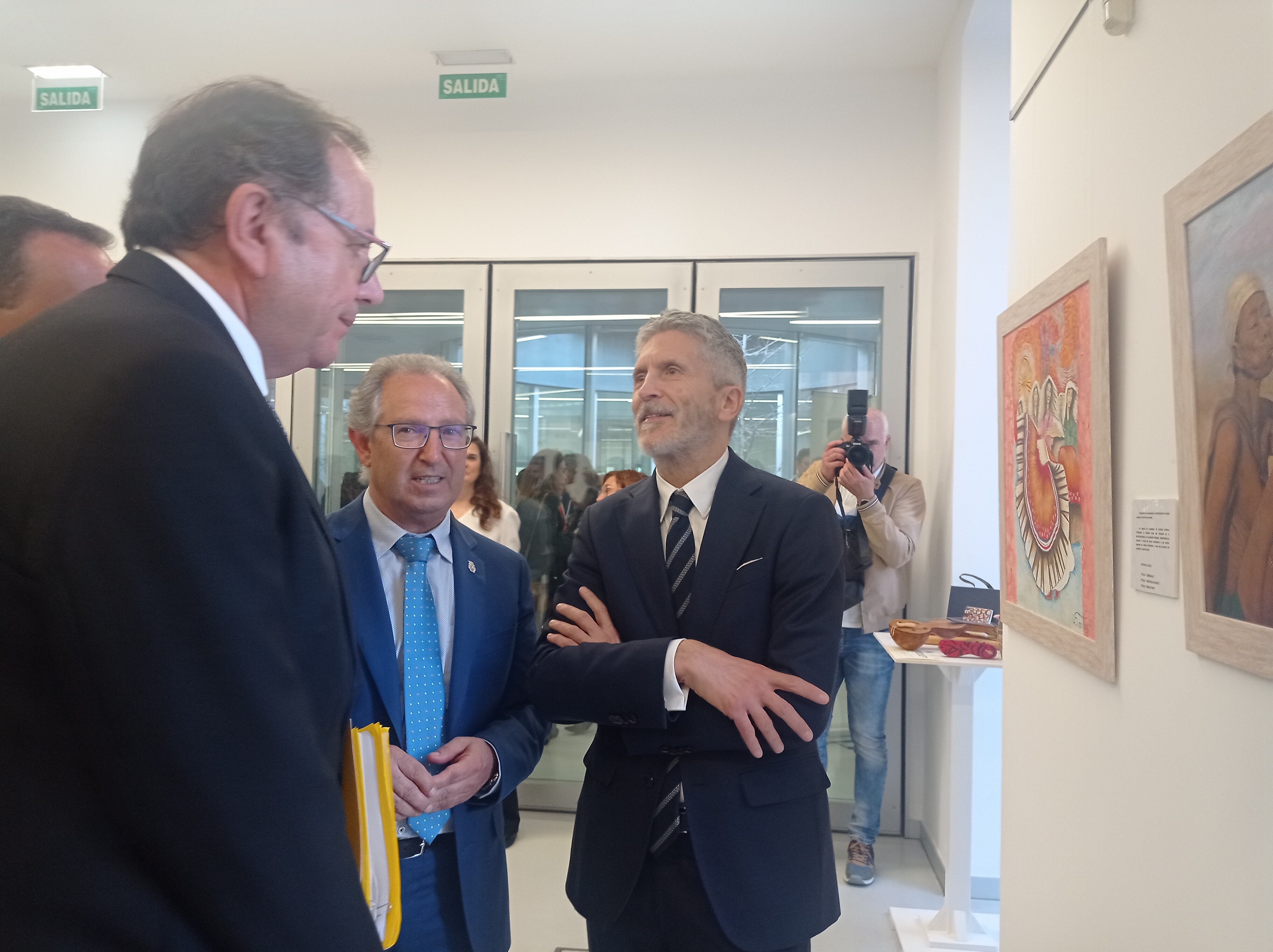 Fernando Grande-Marlaska visita la exposición que acoge el Lecrác sobre la evolución de las instalaciones penitenciarias en España