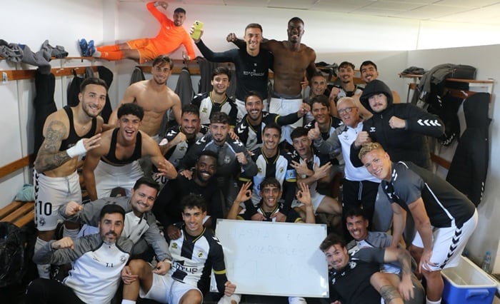 La plantilla celebra el triunfo