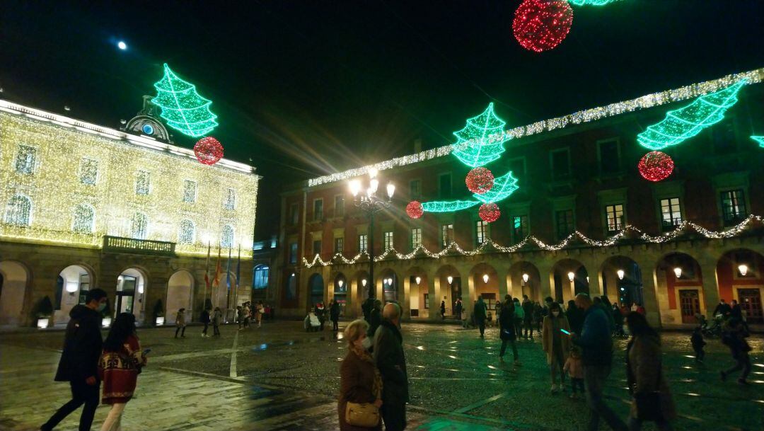 La Plaza Mayor de Gijón, iluminada. 