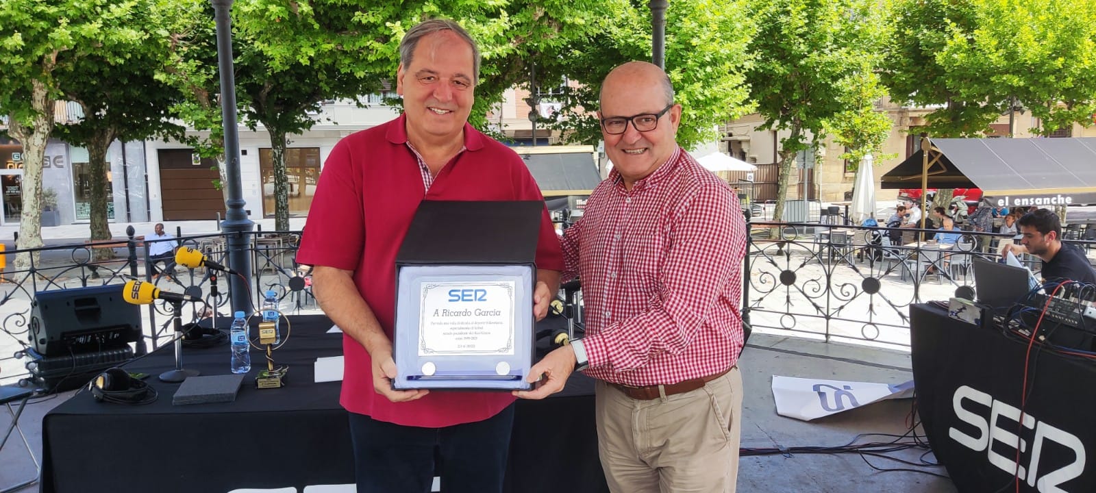 Ricardo García recibe su placa homenaje de la mano de nuestro &#039;profe&#039; Xabi Gezala