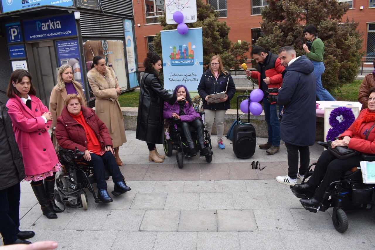 Autoridades se han sumado al acto de la Asociación &quot;Ciudad Accesible&quot; con motivo del 8-M