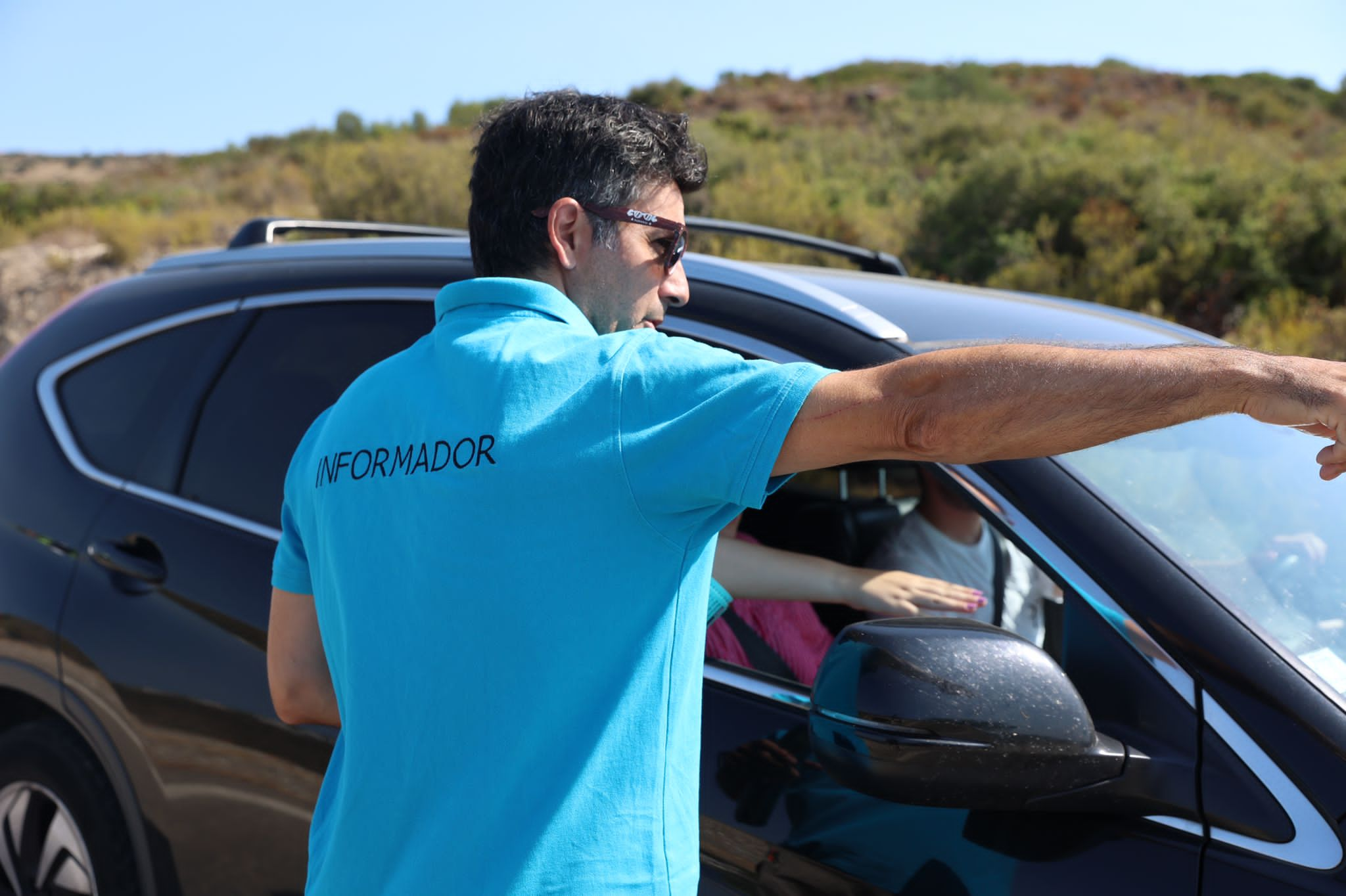 Un informador del Parc Natural del Cap de Creus donant indicacions.