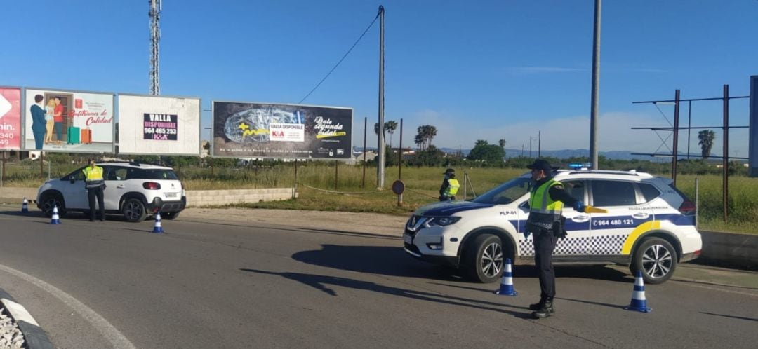 La policía local controla los accesos a la localidad