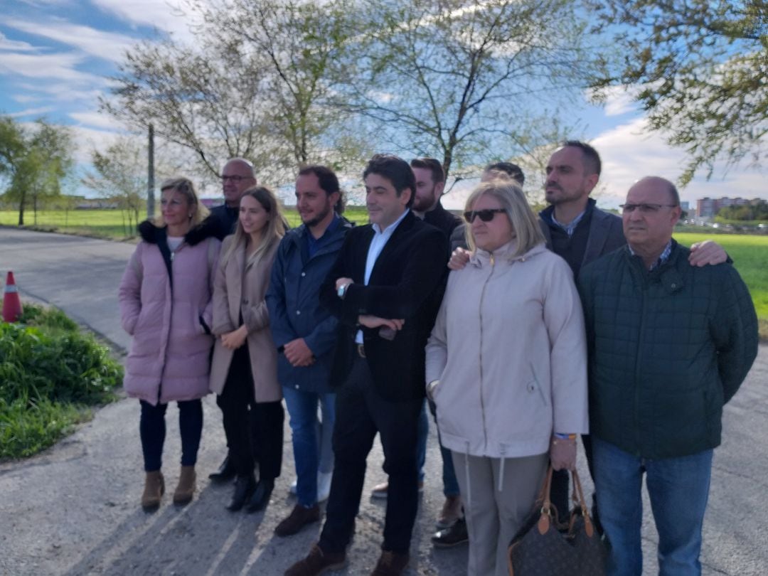 El portavoz del PP de Fuenlabrada, junto con el nº2 de la candidatura regional de este partido a la Comunidad de Madrid visitaron la zona donde proponen en nuevo Ferial.