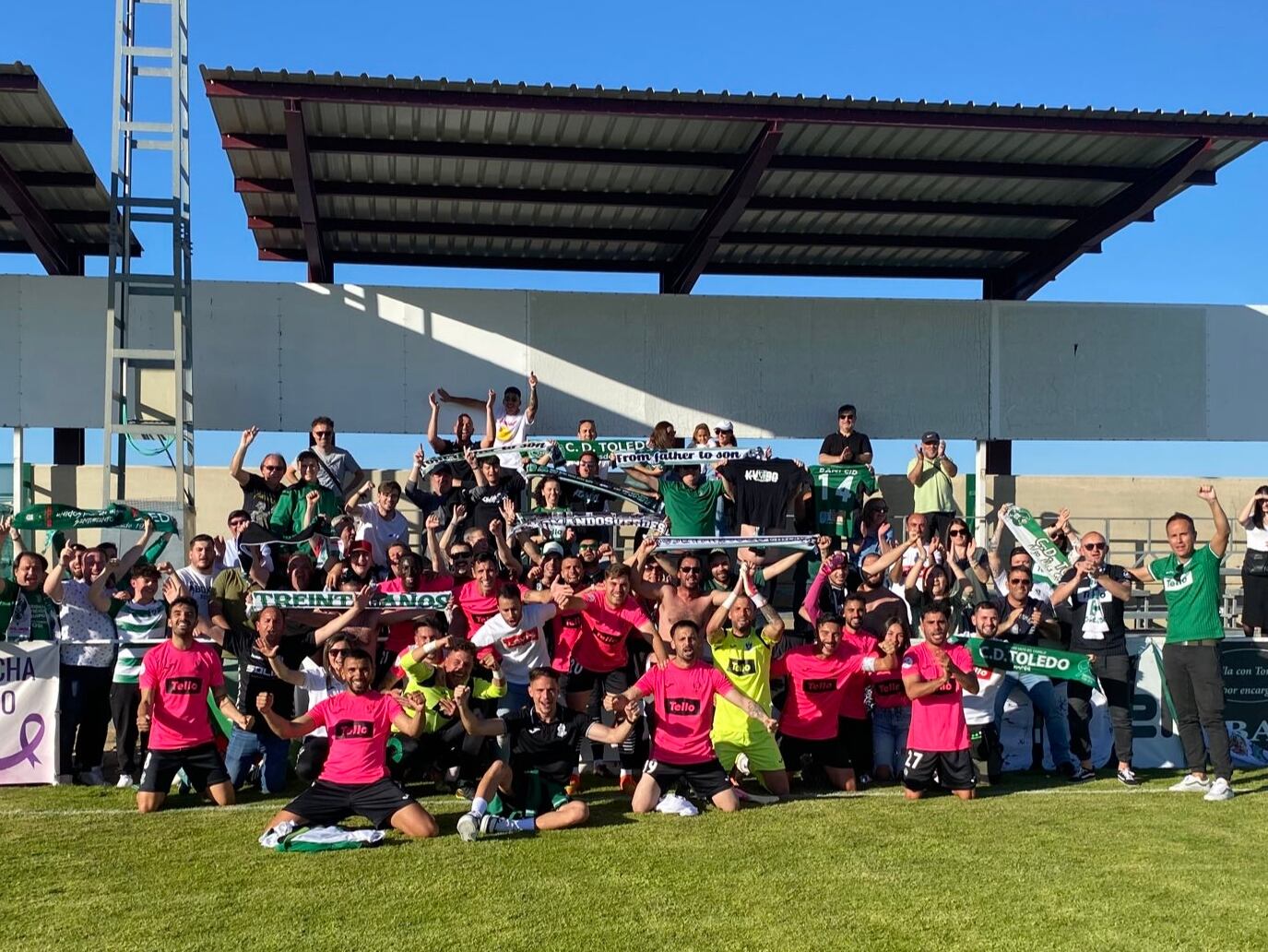 Los jugadores junto a los aficionados desplazados a Marchamalo