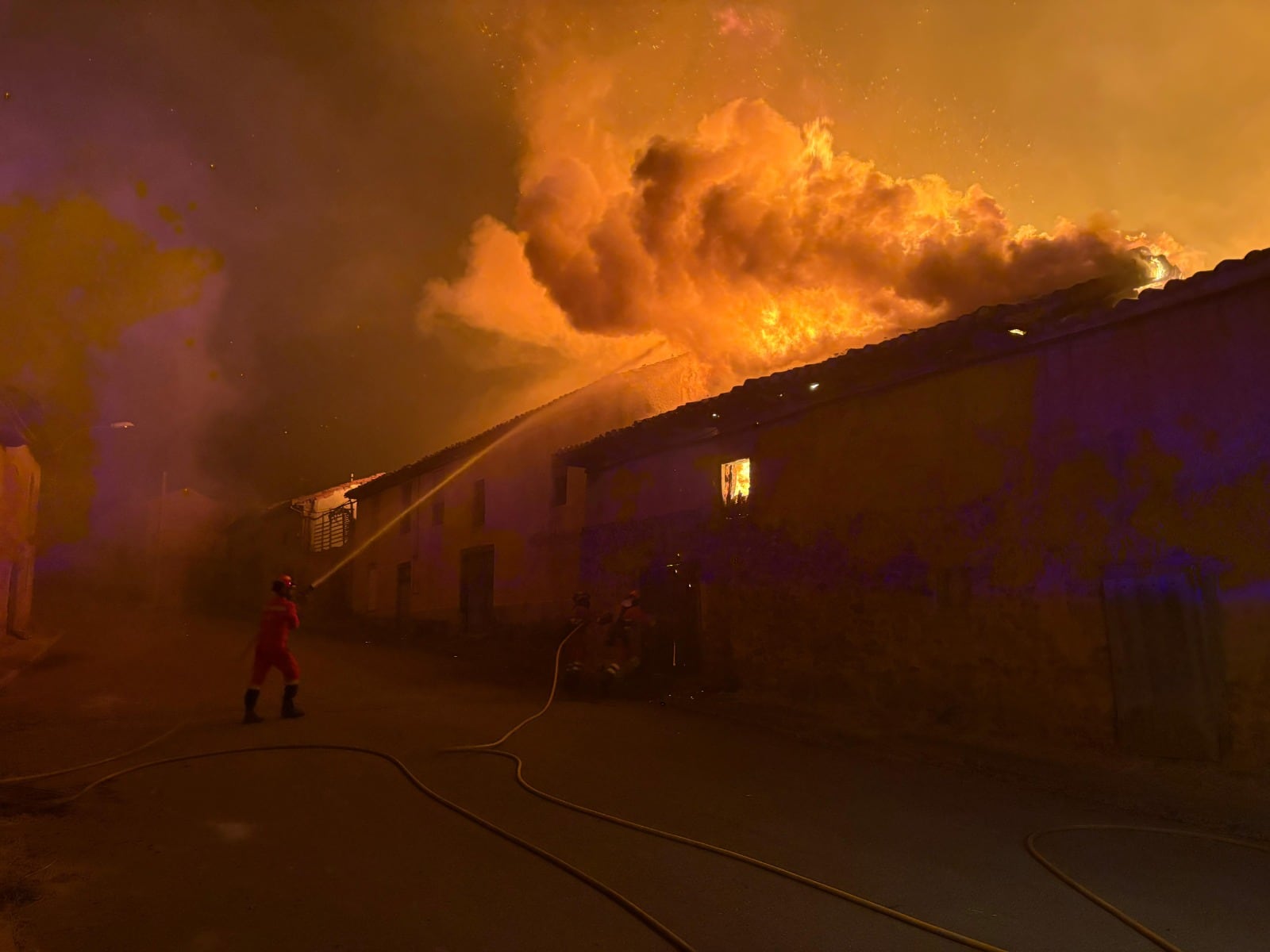 La UME lucha contra el fuego en el valle del Jamuz