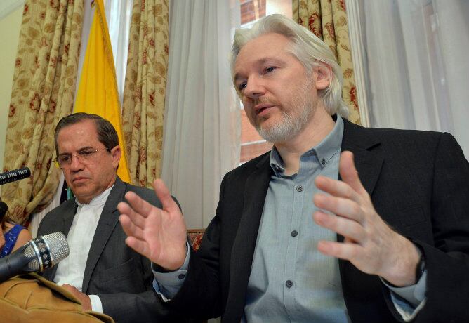 Julian Assange, junto al canciller ecuatoriano, Ricardo Patiño, durante la rueda de prensa que ha ofrecido este lunes