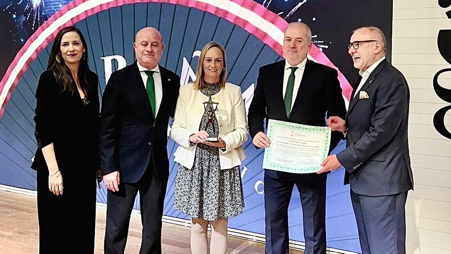 El alcalde de Antequera, Manuel Barón, y la edil de Patrimonio Mundial, Ana Cebrián, asisten a la entrega del Premio Federico Mayor Zaragoza 2025 en la Galería de Colecciones Reales del Palacio Real de Madrid
