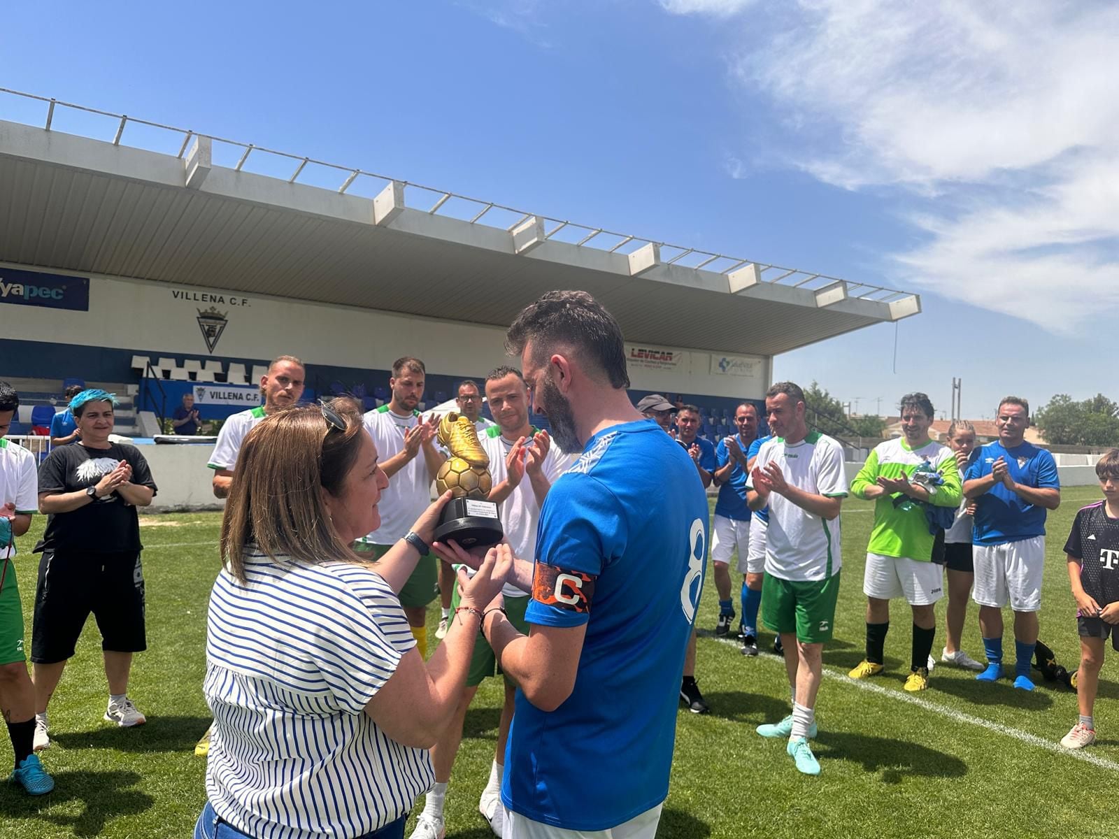 Reconocimiento a Javi Vidal y a los veteranos del Villena CF