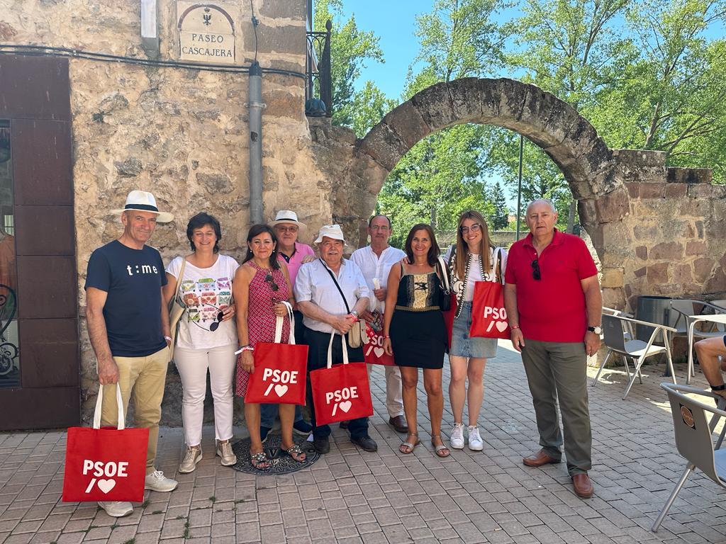 Las candidatas socialistas en una acto en Aguilar