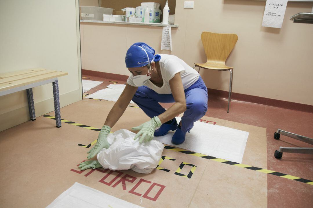 Una trabajadora de la UCI de un hospital de Palermo, durante el proceso de descontaminación, para pasar a la &#039;zona limpia&#039;.