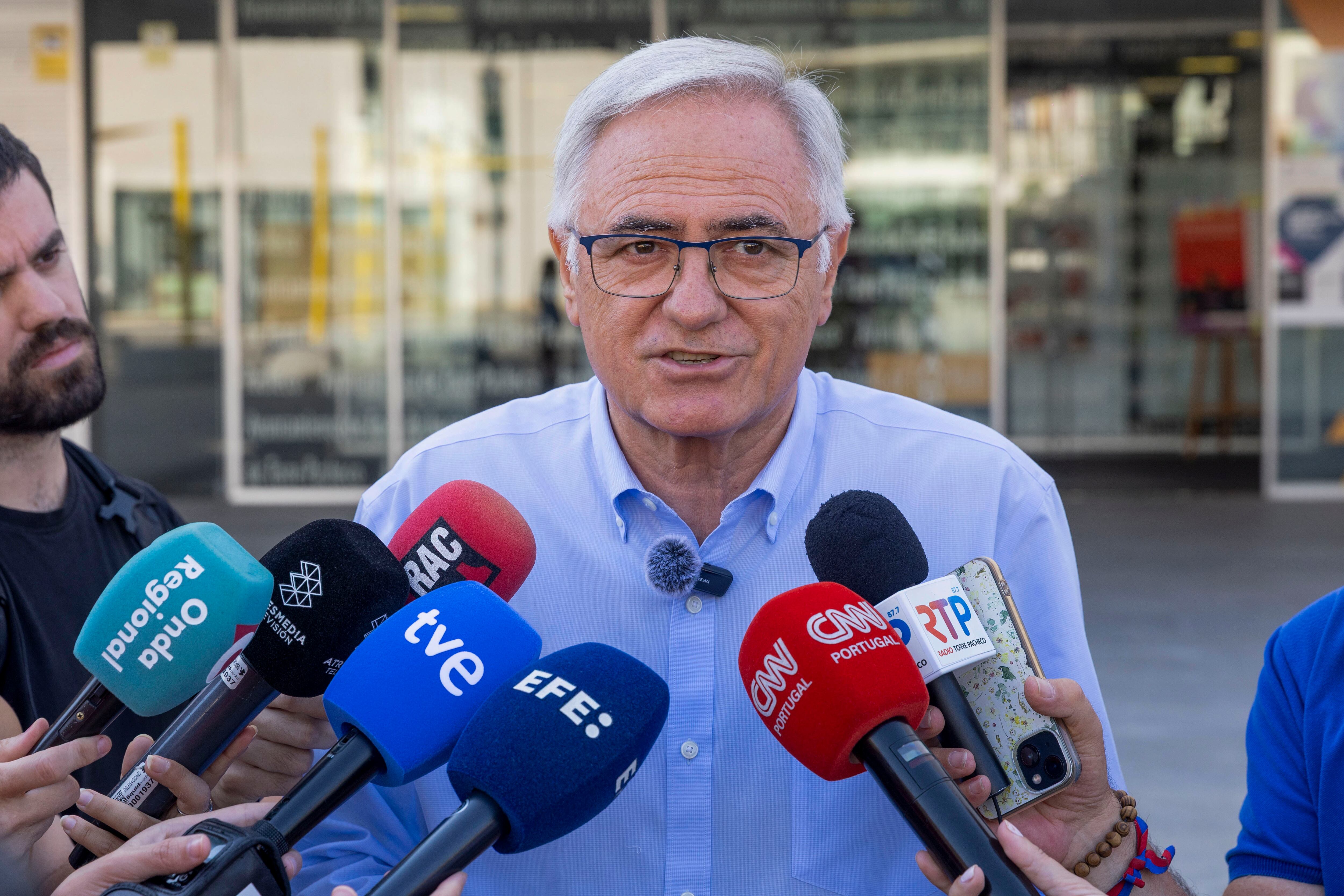 El alcalde de Torre Pacheco Pedro Ángel Roca, realiza declaraciones este jueves frente al ayuntamiento.