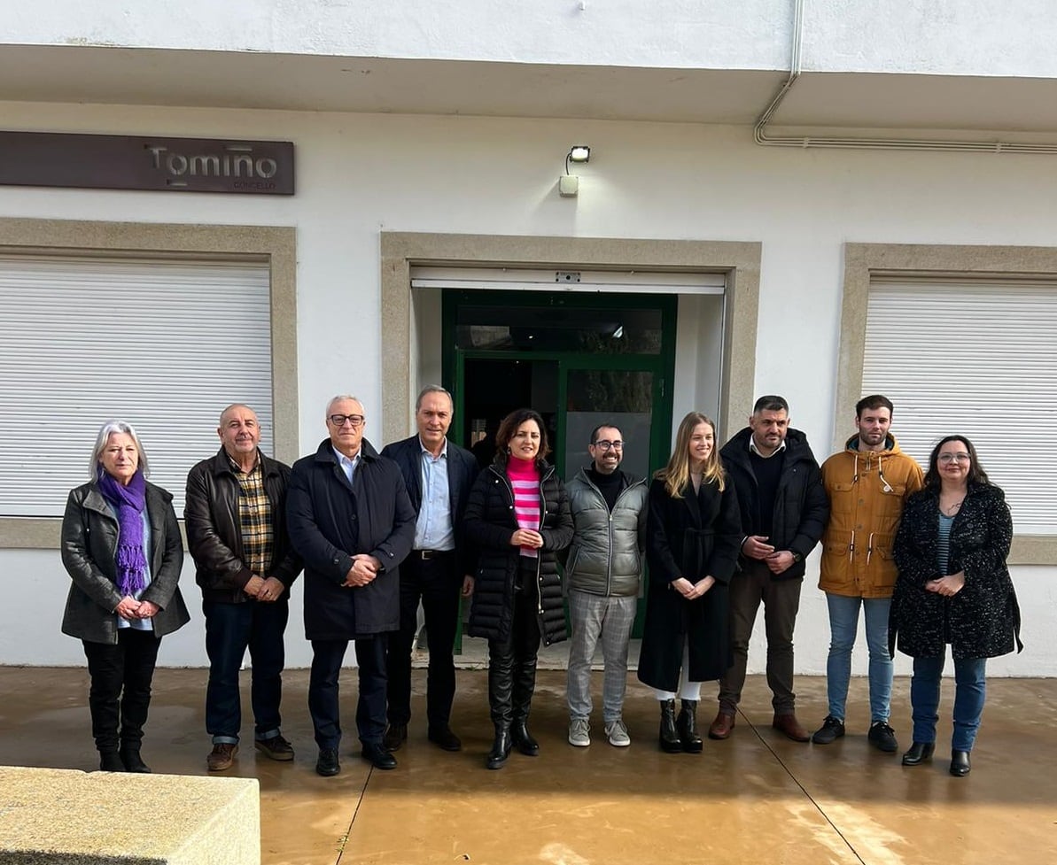 El gerente del área sanitaria de Vigo, Javier Puente (tercero por la izquierda), junto a representantes políticos de Tomiño delante del consultorio de Goián