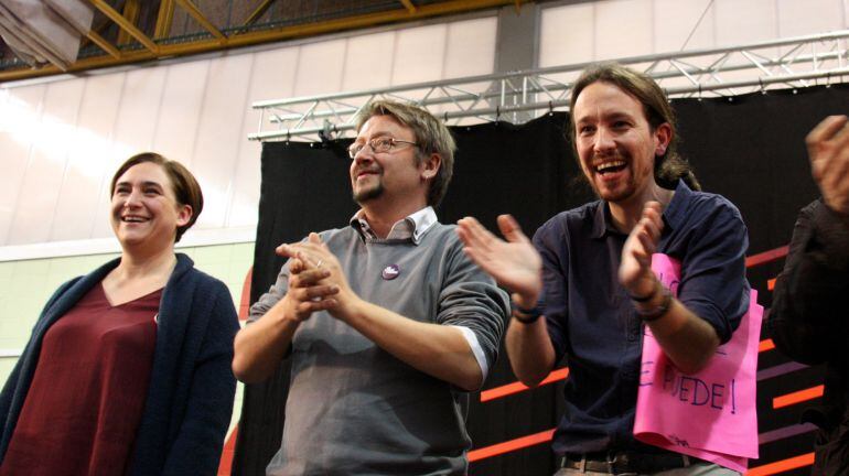 El candidat de Podem a les eleccions, Pablo Iglesias, l'alcaldessa de Barcelona, Ada Colau, i el cap de llista d'En Comú Podem, Xavier Domènech