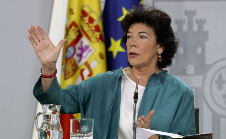 La ministra de Educación, FP y Portavocía Isabel Celaá, durante la rueda de prensa celebrada tras el Consejo de ministros, hoy en el Palacio de la Moncloa en Madrid.