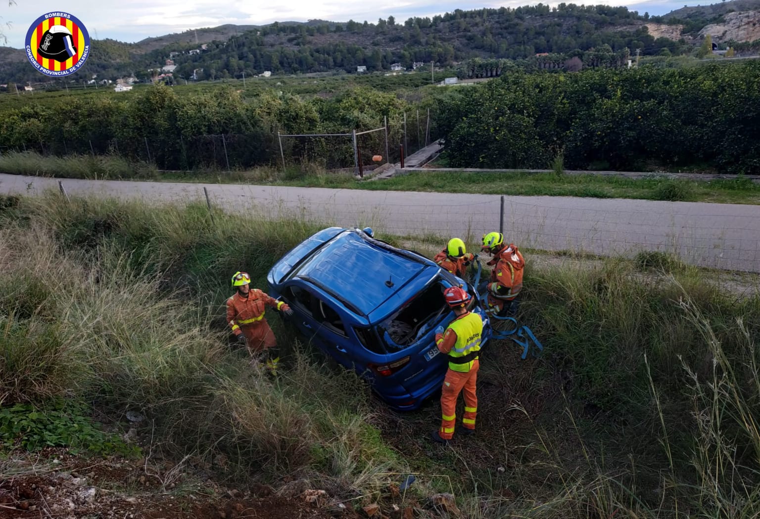 Bomberos trabajan para excarcelar a una mujer en un accidente de tráfico en la AP7 a la altura de Gandia.