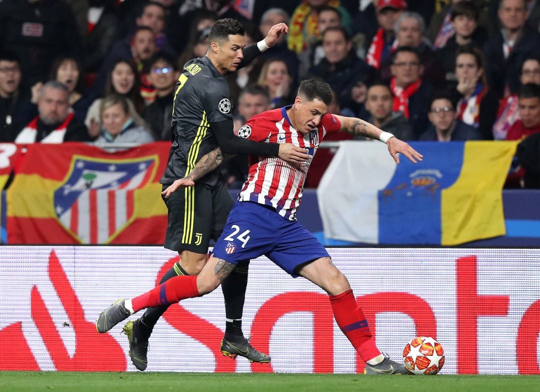 Cristiano Ronaldo y José Giménez durante el partido de Champions