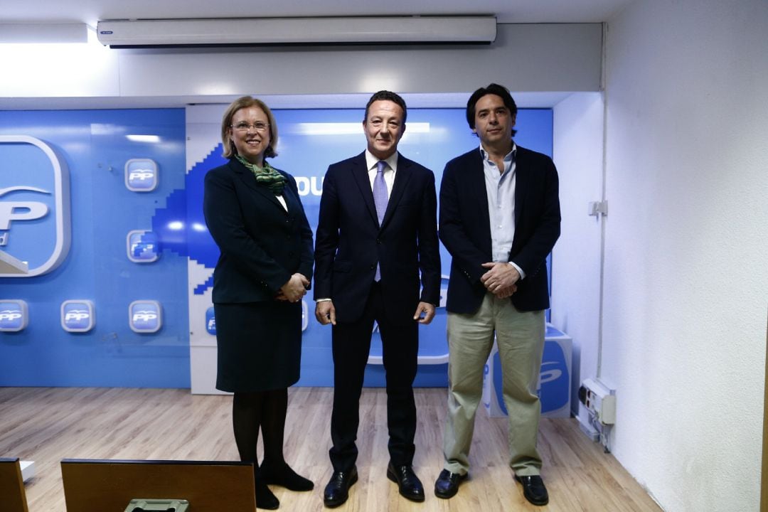 La concejala popular Beatriz Elorriaga, junto a Íñigo Henríquez de Luna y Percival Manglano.